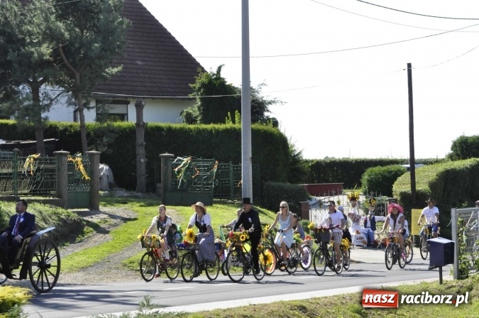 Zdjęcie w galerii na portalu naszraciborz.pl: Dożynki 2016. Praczki Słowianki z Żerdzin i dżentelmeni z Pawłowa w korowodzie na gminnych dożynkach w Makowie wiadomości z regionu
