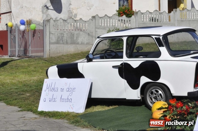 Zdjęcie w galerii na portalu naszraciborz.pl: Dożynki 2016. Praczki Słowianki z Żerdzin i dżentelmeni z Pawłowa w korowodzie na gminnych dożynkach w Makowie wiadomości z regionu