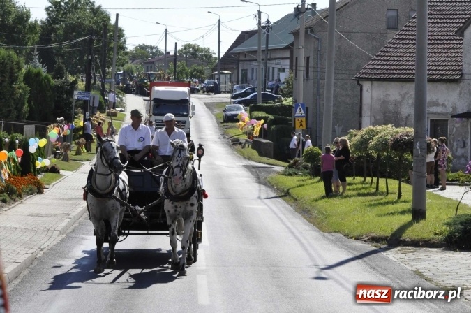 Zdjęcie w galerii na portalu naszraciborz.pl: Dożynki 2016. Praczki Słowianki z Żerdzin i dżentelmeni z Pawłowa w korowodzie na gminnych dożynkach w Makowie wiadomości z regionu