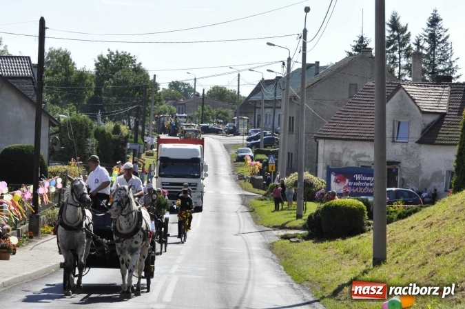 Zdjęcie w galerii na portalu naszraciborz.pl: Dożynki 2016. Praczki Słowianki z Żerdzin i dżentelmeni z Pawłowa w korowodzie na gminnych dożynkach w Makowie wiadomości z regionu