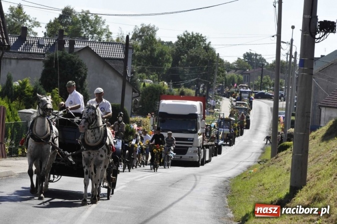 Zdjęcie w galerii na portalu naszraciborz.pl: Dożynki 2016. Praczki Słowianki z Żerdzin i dżentelmeni z Pawłowa w korowodzie na gminnych dożynkach w Makowie wiadomości z regionu