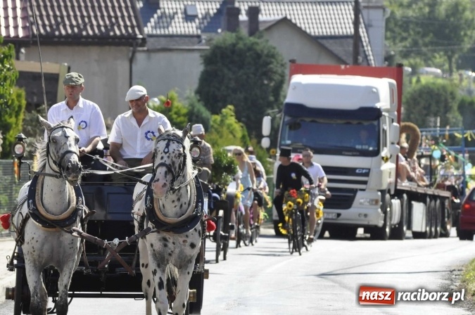 Zdjęcie w galerii na portalu naszraciborz.pl: Dożynki 2016. Praczki Słowianki z Żerdzin i dżentelmeni z Pawłowa w korowodzie na gminnych dożynkach w Makowie wiadomości z regionu
