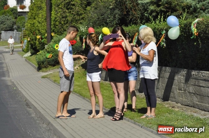 Zdjęcie w galerii na portalu naszraciborz.pl: Dożynki 2016. Praczki Słowianki z Żerdzin i dżentelmeni z Pawłowa w korowodzie na gminnych dożynkach w Makowie wiadomości z regionu