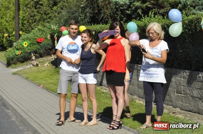 Zdjęcie w galerii na portalu naszraciborz.pl: Dożynki 2016. Praczki Słowianki z Żerdzin i dżentelmeni z Pawłowa w korowodzie na gminnych dożynkach w Makowie wiadomości z regionu