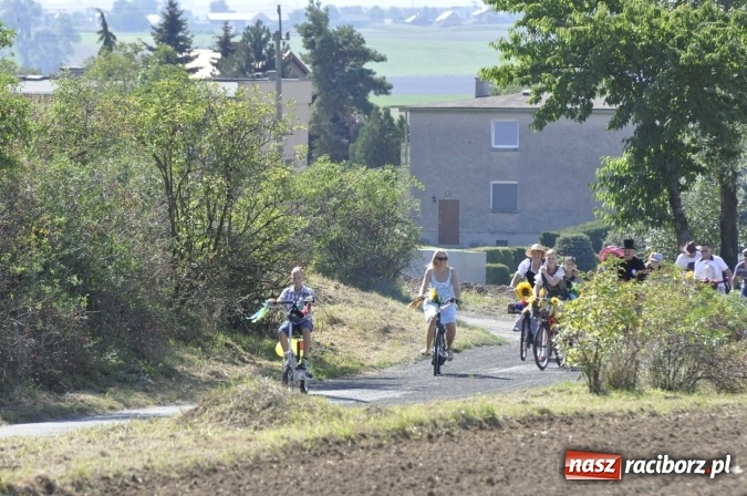 Zdjęcie w galerii na portalu naszraciborz.pl: Dożynki 2016. Praczki Słowianki z Żerdzin i dżentelmeni z Pawłowa w korowodzie na gminnych dożynkach w Makowie wiadomości z regionu