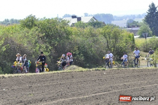 Zdjęcie w galerii na portalu naszraciborz.pl: Dożynki 2016. Praczki Słowianki z Żerdzin i dżentelmeni z Pawłowa w korowodzie na gminnych dożynkach w Makowie wiadomości z regionu