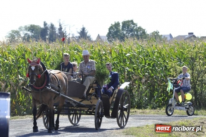Zdjęcie w galerii na portalu naszraciborz.pl: Dożynki 2016. Praczki Słowianki z Żerdzin i dżentelmeni z Pawłowa w korowodzie na gminnych dożynkach w Makowie wiadomości z regionu