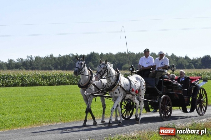Zdjęcie w galerii na portalu naszraciborz.pl: Dożynki 2016. Praczki Słowianki z Żerdzin i dżentelmeni z Pawłowa w korowodzie na gminnych dożynkach w Makowie wiadomości z regionu
