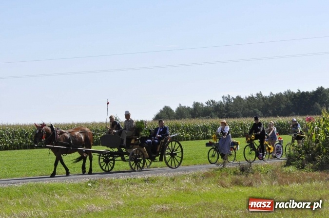 Zdjęcie w galerii na portalu naszraciborz.pl: Dożynki 2016. Praczki Słowianki z Żerdzin i dżentelmeni z Pawłowa w korowodzie na gminnych dożynkach w Makowie wiadomości z regionu