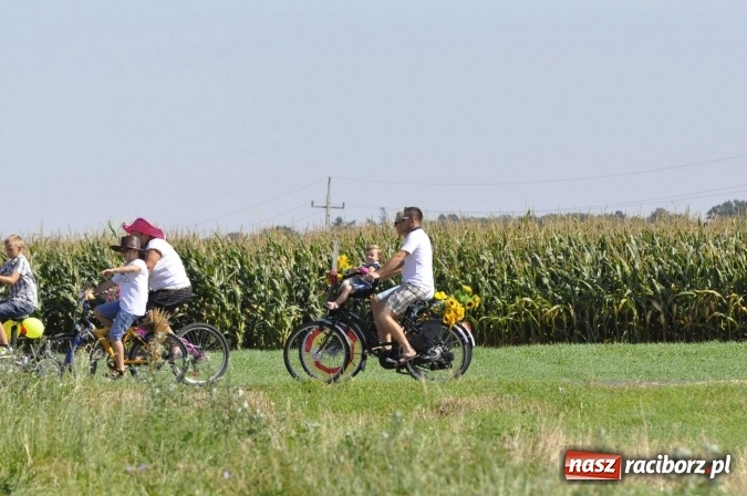 Zdjęcie w galerii na portalu naszraciborz.pl: Dożynki 2016. Praczki Słowianki z Żerdzin i dżentelmeni z Pawłowa w korowodzie na gminnych dożynkach w Makowie wiadomości z regionu