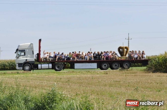 Zdjęcie w galerii na portalu naszraciborz.pl: Dożynki 2016. Praczki Słowianki z Żerdzin i dżentelmeni z Pawłowa w korowodzie na gminnych dożynkach w Makowie wiadomości z regionu