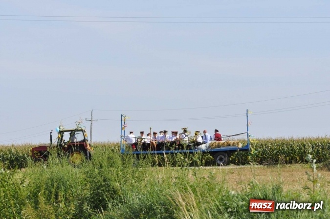Zdjęcie w galerii na portalu naszraciborz.pl: Dożynki 2016. Praczki Słowianki z Żerdzin i dżentelmeni z Pawłowa w korowodzie na gminnych dożynkach w Makowie wiadomości z regionu