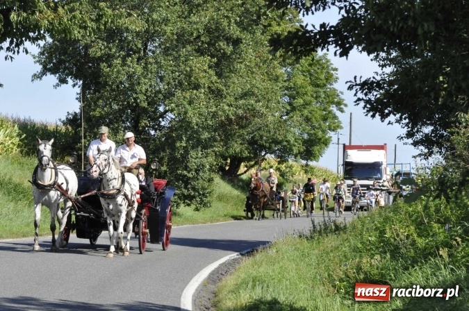 Zdjęcie w galerii na portalu naszraciborz.pl: Dożynki 2016. Praczki Słowianki z Żerdzin i dżentelmeni z Pawłowa w korowodzie na gminnych dożynkach w Makowie wiadomości z regionu