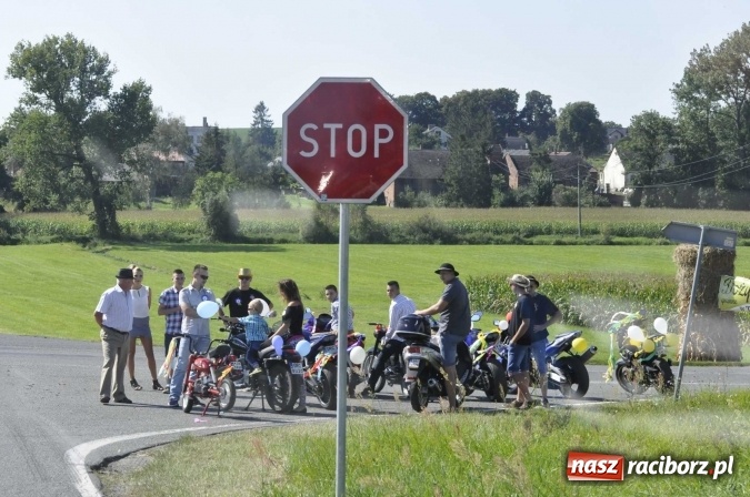 Zdjęcie w galerii na portalu naszraciborz.pl: Dożynki 2016. Praczki Słowianki z Żerdzin i dżentelmeni z Pawłowa w korowodzie na gminnych dożynkach w Makowie wiadomości z regionu