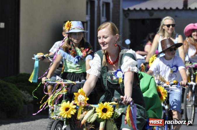 Zdjęcie w galerii na portalu naszraciborz.pl: Dożynki 2016. Praczki Słowianki z Żerdzin i dżentelmeni z Pawłowa w korowodzie na gminnych dożynkach w Makowie wiadomości z regionu