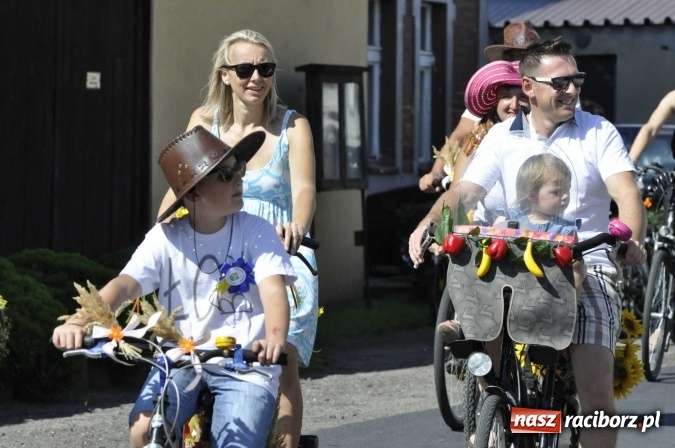 Zdjęcie w galerii na portalu naszraciborz.pl: Dożynki 2016. Praczki Słowianki z Żerdzin i dżentelmeni z Pawłowa w korowodzie na gminnych dożynkach w Makowie wiadomości z regionu