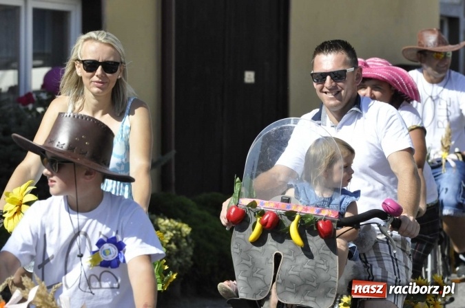 Zdjęcie w galerii na portalu naszraciborz.pl: Dożynki 2016. Praczki Słowianki z Żerdzin i dżentelmeni z Pawłowa w korowodzie na gminnych dożynkach w Makowie wiadomości z regionu