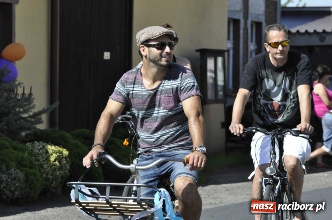 Zdjęcie w galerii na portalu naszraciborz.pl: Dożynki 2016. Praczki Słowianki z Żerdzin i dżentelmeni z Pawłowa w korowodzie na gminnych dożynkach w Makowie wiadomości z regionu