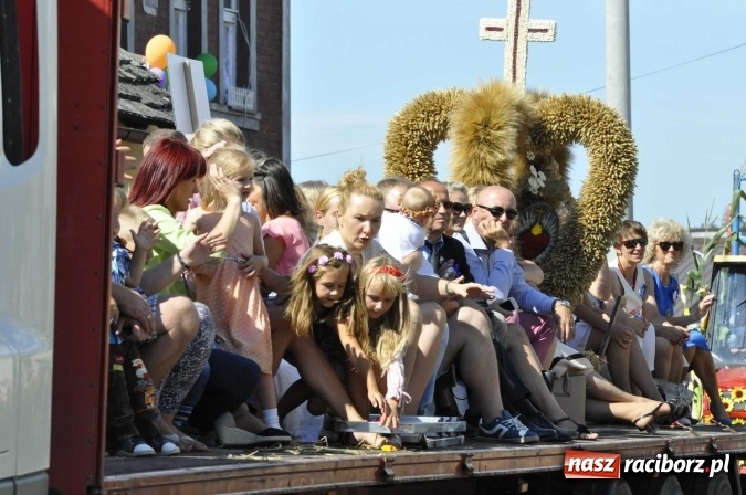 Zdjęcie w galerii na portalu naszraciborz.pl: Dożynki 2016. Praczki Słowianki z Żerdzin i dżentelmeni z Pawłowa w korowodzie na gminnych dożynkach w Makowie wiadomości z regionu