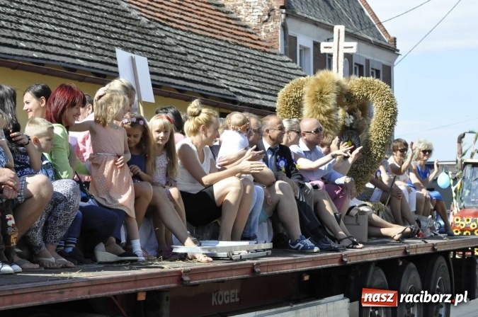 Zdjęcie w galerii na portalu naszraciborz.pl: Dożynki 2016. Praczki Słowianki z Żerdzin i dżentelmeni z Pawłowa w korowodzie na gminnych dożynkach w Makowie wiadomości z regionu