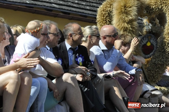 Zdjęcie w galerii na portalu naszraciborz.pl: Dożynki 2016. Praczki Słowianki z Żerdzin i dżentelmeni z Pawłowa w korowodzie na gminnych dożynkach w Makowie wiadomości z regionu
