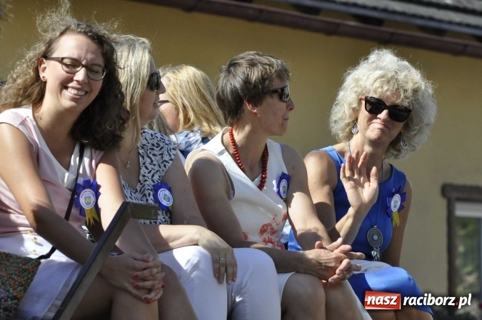 Zdjęcie w galerii na portalu naszraciborz.pl: Dożynki 2016. Praczki Słowianki z Żerdzin i dżentelmeni z Pawłowa w korowodzie na gminnych dożynkach w Makowie wiadomości z regionu