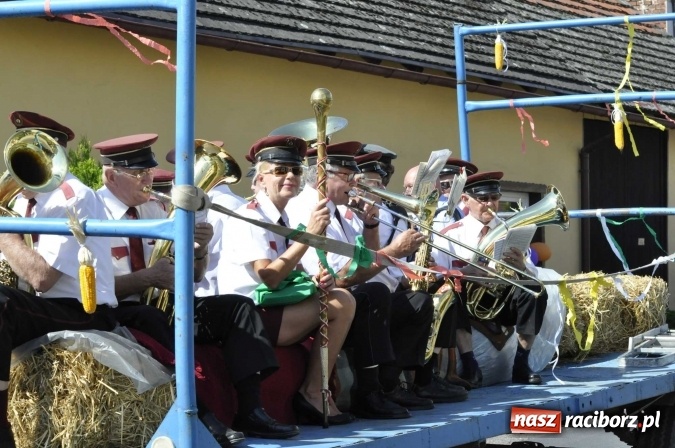Zdjęcie w galerii na portalu naszraciborz.pl: Dożynki 2016. Praczki Słowianki z Żerdzin i dżentelmeni z Pawłowa w korowodzie na gminnych dożynkach w Makowie wiadomości z regionu