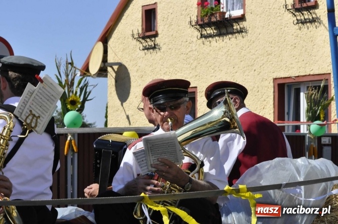Zdjęcie w galerii na portalu naszraciborz.pl: Dożynki 2016. Praczki Słowianki z Żerdzin i dżentelmeni z Pawłowa w korowodzie na gminnych dożynkach w Makowie wiadomości z regionu