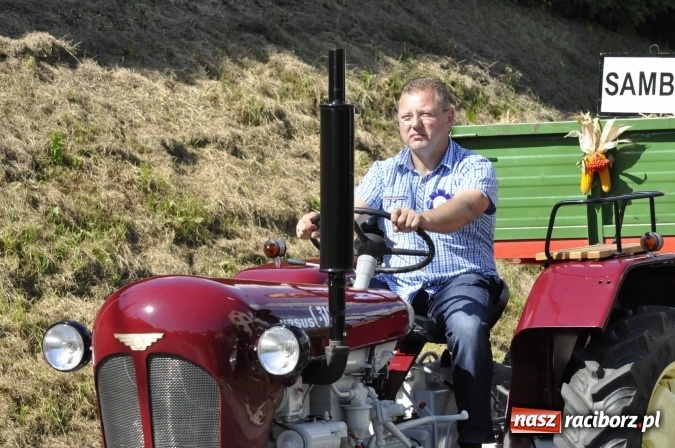 Zdjęcie w galerii na portalu naszraciborz.pl: Dożynki 2016. Praczki Słowianki z Żerdzin i dżentelmeni z Pawłowa w korowodzie na gminnych dożynkach w Makowie wiadomości z regionu