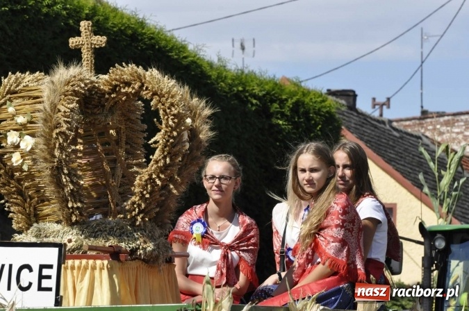 Zdjęcie w galerii na portalu naszraciborz.pl: Dożynki 2016. Praczki Słowianki z Żerdzin i dżentelmeni z Pawłowa w korowodzie na gminnych dożynkach w Makowie wiadomości z regionu