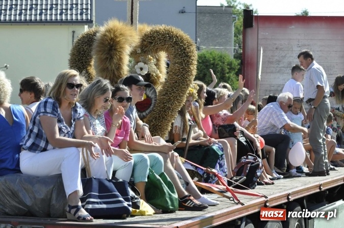 Zdjęcie w galerii na portalu naszraciborz.pl: Dożynki 2016. Praczki Słowianki z Żerdzin i dżentelmeni z Pawłowa w korowodzie na gminnych dożynkach w Makowie wiadomości z regionu