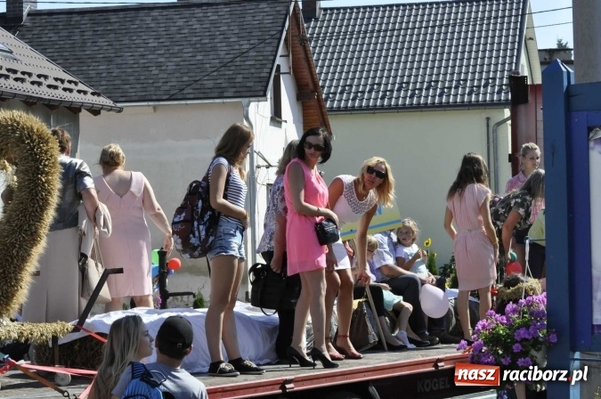 Zdjęcie w galerii na portalu naszraciborz.pl: Dożynki 2016. Praczki Słowianki z Żerdzin i dżentelmeni z Pawłowa w korowodzie na gminnych dożynkach w Makowie wiadomości z regionu