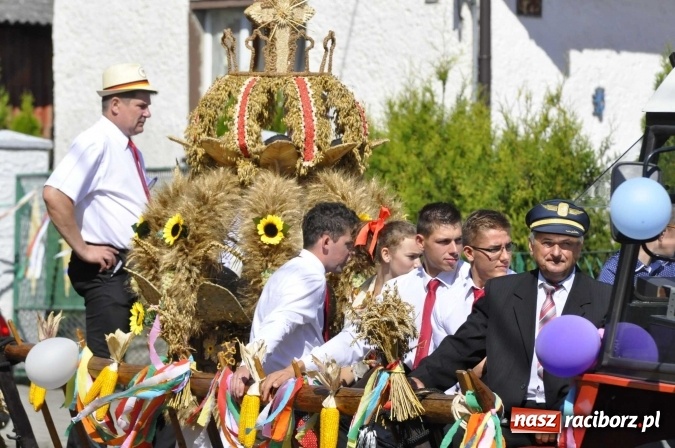 Zdjęcie w galerii na portalu naszraciborz.pl: Dożynki 2016. Praczki Słowianki z Żerdzin i dżentelmeni z Pawłowa w korowodzie na gminnych dożynkach w Makowie wiadomości z regionu