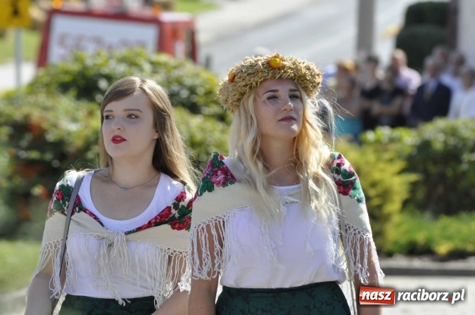 Zdjęcie w galerii na portalu naszraciborz.pl: Dożynki 2016. Praczki Słowianki z Żerdzin i dżentelmeni z Pawłowa w korowodzie na gminnych dożynkach w Makowie wiadomości z regionu