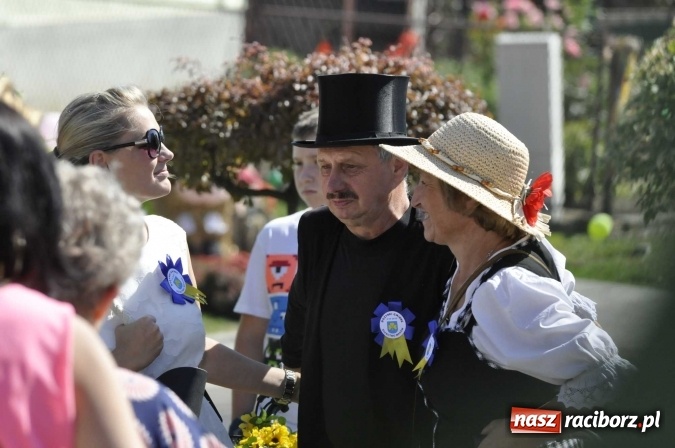 Zdjęcie w galerii na portalu naszraciborz.pl: Dożynki 2016. Praczki Słowianki z Żerdzin i dżentelmeni z Pawłowa w korowodzie na gminnych dożynkach w Makowie wiadomości z regionu