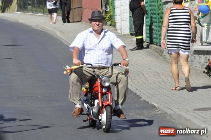 Zdjęcie w galerii na portalu naszraciborz.pl: Dożynki 2016. Praczki Słowianki z Żerdzin i dżentelmeni z Pawłowa w korowodzie na gminnych dożynkach w Makowie wiadomości z regionu