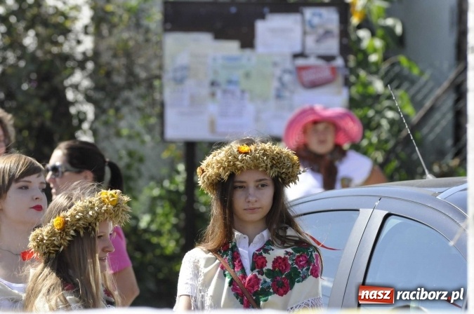 Zdjęcie w galerii na portalu naszraciborz.pl: Dożynki 2016. Praczki Słowianki z Żerdzin i dżentelmeni z Pawłowa w korowodzie na gminnych dożynkach w Makowie wiadomości z regionu