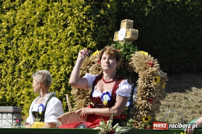 Zdjęcie w galerii na portalu naszraciborz.pl: Dożynki 2016. Praczki Słowianki z Żerdzin i dżentelmeni z Pawłowa w korowodzie na gminnych dożynkach w Makowie wiadomości z regionu