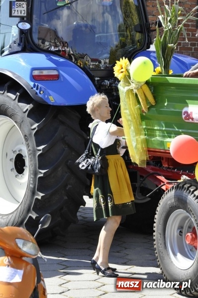 Zdjęcie w galerii na portalu naszraciborz.pl: Dożynki 2016. Praczki Słowianki z Żerdzin i dżentelmeni z Pawłowa w korowodzie na gminnych dożynkach w Makowie wiadomości z regionu