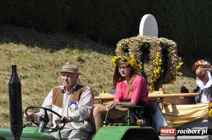 Zdjęcie w galerii na portalu naszraciborz.pl: Dożynki 2016. Praczki Słowianki z Żerdzin i dżentelmeni z Pawłowa w korowodzie na gminnych dożynkach w Makowie wiadomości z regionu