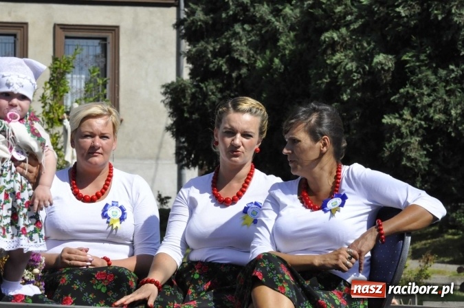 Zdjęcie w galerii na portalu naszraciborz.pl: Dożynki 2016. Praczki Słowianki z Żerdzin i dżentelmeni z Pawłowa w korowodzie na gminnych dożynkach w Makowie wiadomości z regionu