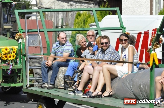 Zdjęcie w galerii na portalu naszraciborz.pl: Dożynki 2016. Praczki Słowianki z Żerdzin i dżentelmeni z Pawłowa w korowodzie na gminnych dożynkach w Makowie wiadomości z regionu