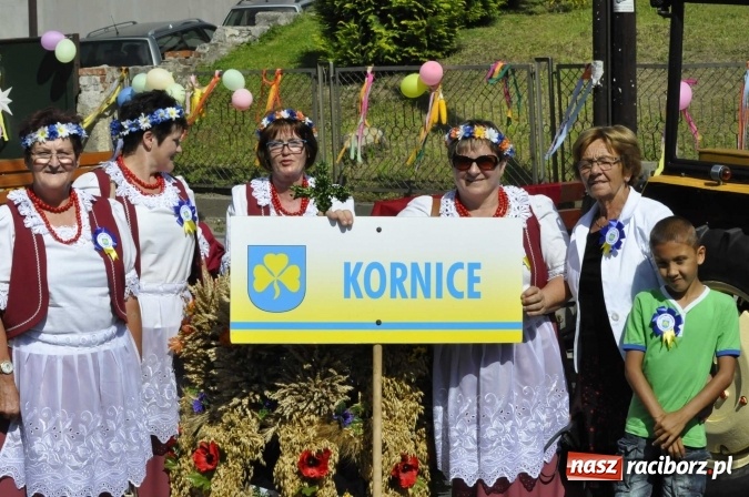 Zdjęcie w galerii na portalu naszraciborz.pl: Dożynki 2016. Praczki Słowianki z Żerdzin i dżentelmeni z Pawłowa w korowodzie na gminnych dożynkach w Makowie wiadomości z regionu