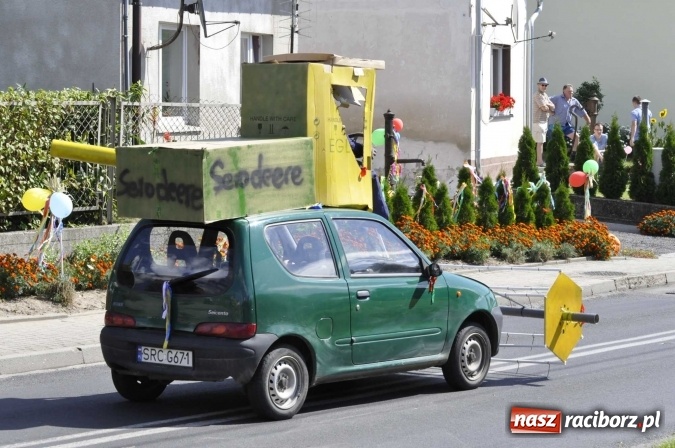 Zdjęcie w galerii na portalu naszraciborz.pl: Dożynki 2016. Praczki Słowianki z Żerdzin i dżentelmeni z Pawłowa w korowodzie na gminnych dożynkach w Makowie wiadomości z regionu