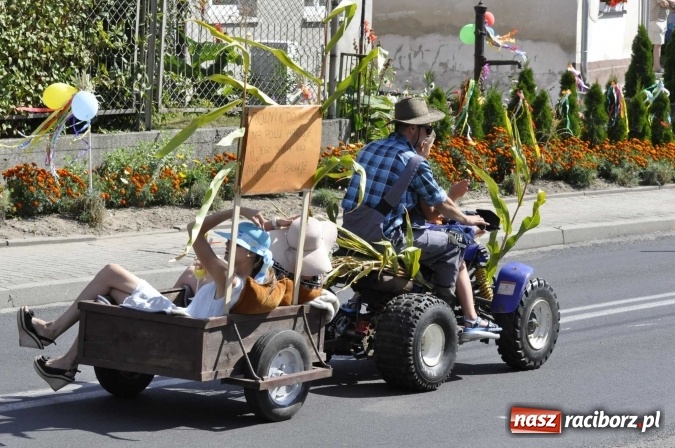 Zdjęcie w galerii na portalu naszraciborz.pl: Dożynki 2016. Praczki Słowianki z Żerdzin i dżentelmeni z Pawłowa w korowodzie na gminnych dożynkach w Makowie wiadomości z regionu
