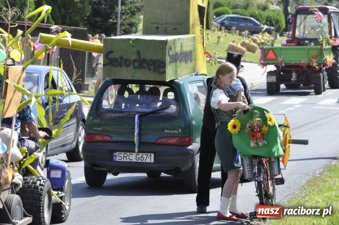 Zdjęcie w galerii na portalu naszraciborz.pl: Dożynki 2016. Praczki Słowianki z Żerdzin i dżentelmeni z Pawłowa w korowodzie na gminnych dożynkach w Makowie wiadomości z regionu