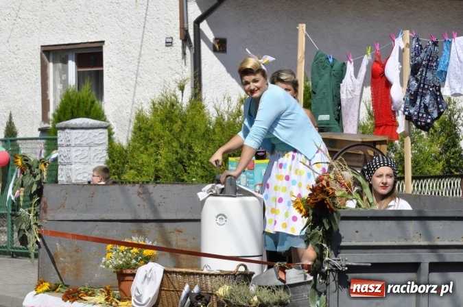 Zdjęcie w galerii na portalu naszraciborz.pl: Dożynki 2016. Praczki Słowianki z Żerdzin i dżentelmeni z Pawłowa w korowodzie na gminnych dożynkach w Makowie wiadomości z regionu