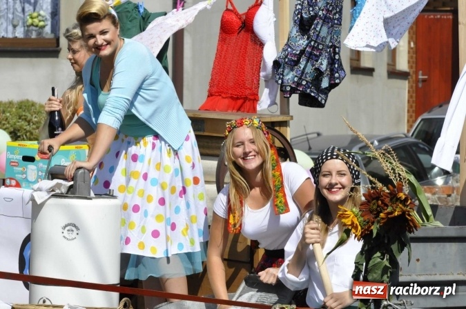 Zdjęcie w galerii na portalu naszraciborz.pl: Dożynki 2016. Praczki Słowianki z Żerdzin i dżentelmeni z Pawłowa w korowodzie na gminnych dożynkach w Makowie wiadomości z regionu