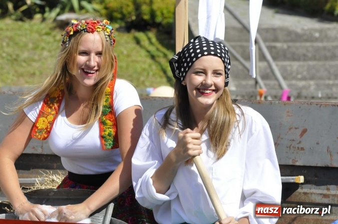 Zdjęcie w galerii na portalu naszraciborz.pl: Dożynki 2016. Praczki Słowianki z Żerdzin i dżentelmeni z Pawłowa w korowodzie na gminnych dożynkach w Makowie wiadomości z regionu