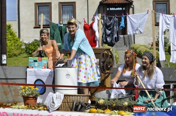Zdjęcie w galerii na portalu naszraciborz.pl: Dożynki 2016. Praczki Słowianki z Żerdzin i dżentelmeni z Pawłowa w korowodzie na gminnych dożynkach w Makowie wiadomości z regionu